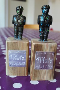 Alte Kickerfiguren mit Graffitifarbe, Holzsockel und eigener Gravierarbeit