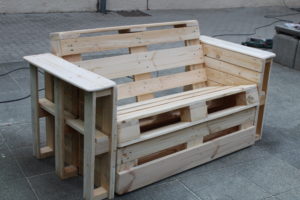 Sitzbank mit Seitenfächern, Rollauszug